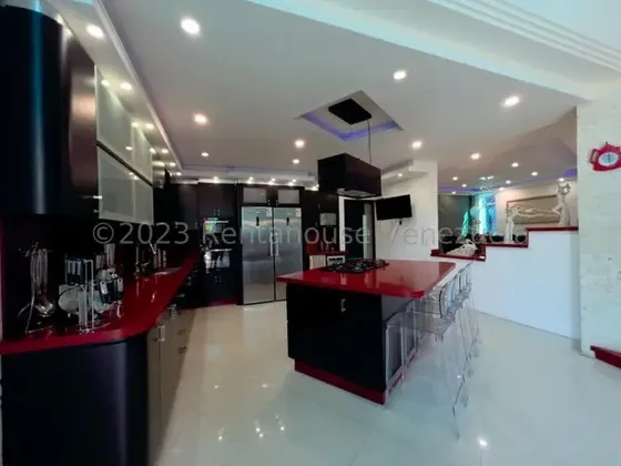 Una Casa De Ensueño En La Urb. El Castaño, Con Planta Electrica Y Piscina. More