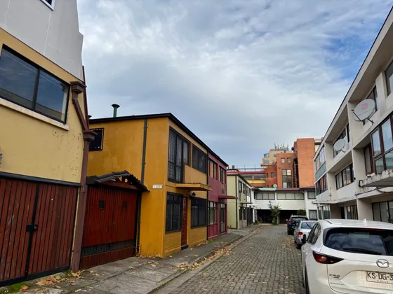 Segura Casa Con Ubicación Privilegiada Calle Barros Arana 