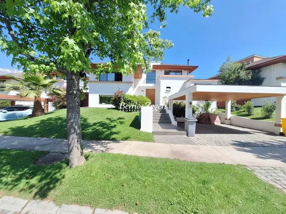 Casa En Venta De 4 Dorm. En Las Condes