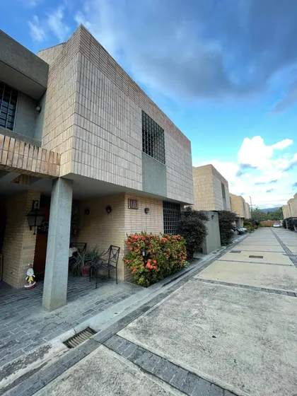Townhouse En Alquiler O Venta En Las Quintas De Naguanagua, Res. Las Lajas. Keivis V