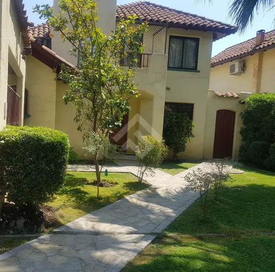 Casa En Venta De 3 Dorm. En Peñalolén
