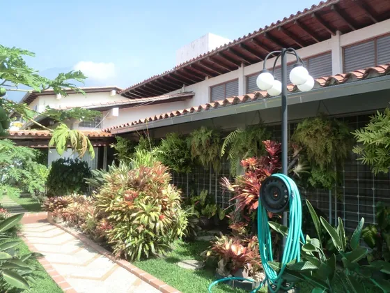 #1119 Quinta De Tres Niveles De 450m2, En El Marqués - Caracas