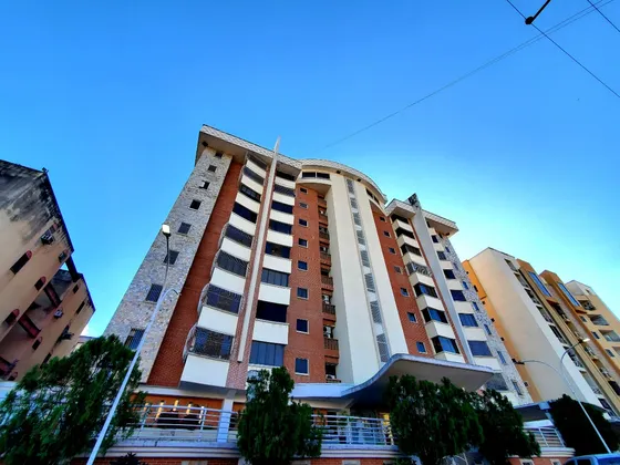 Amplio Apartamento En Venta Urb Los Chaguaramos, Maracay 25-12379 Hc