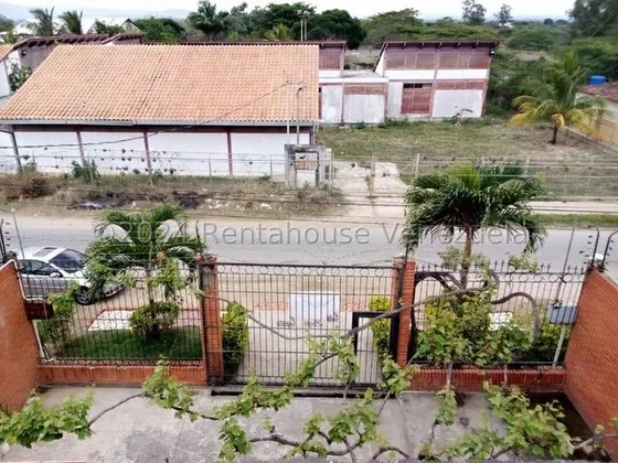 Edificio En Venta Barquisimeto, Gisselle Lobo Vende Edificio Con Potencial Comercial Y Residencial Via El Cuji Posee Local Amplio 6 Apartamentos Y Todos Los Servicios Basicos 2 4 1 9 0 7 2            