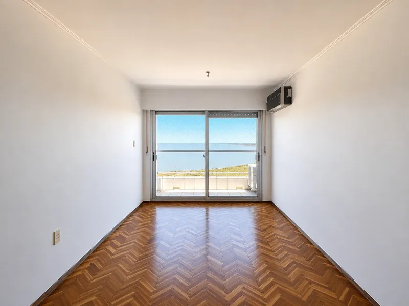 Apartamento De 3 Dormitorios Con Garaje Sobre Rambla De Malvín