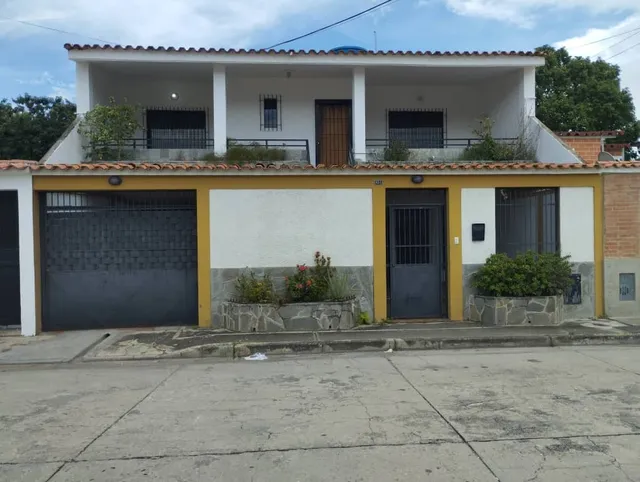 Casa Amplia En Venta Ubicada En Urbanizacion Valle Verde San Diego Carabobo. St