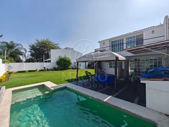 Casa En Venta En Cocoyoc Con Amplio Jardín Y Alberca, Apta A Créditos.