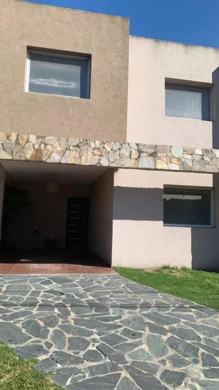 Casa En Venta - 4 Dormitorios 4 Baños - Cochera - 760mts2 - Loma Verde, Escobar