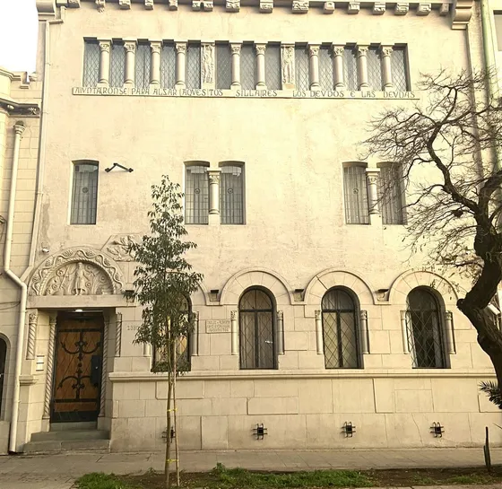 Casa En Venta De 9 Dorm. En Santiago