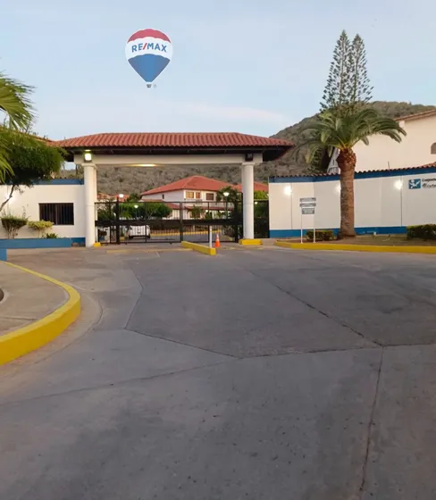 Re/max 2mil Vende, Townhouse, Conj Resd Vista Caribe, Maneiro, Isla De Margarita.