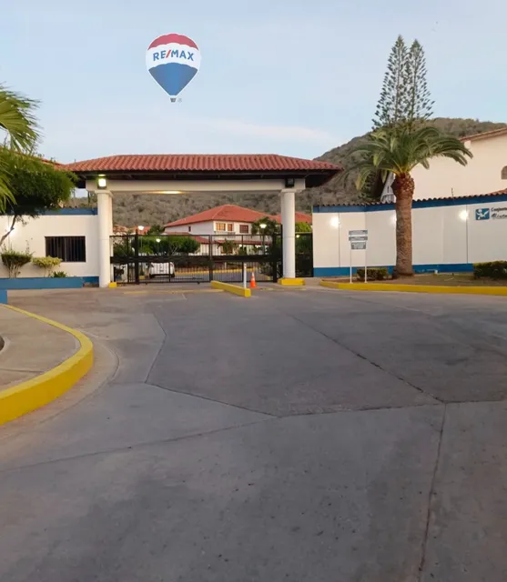 Re/max 2mil Vende, Townhouse, Conj Resd Vista Caribe, Maneiro, Isla De Margarita.