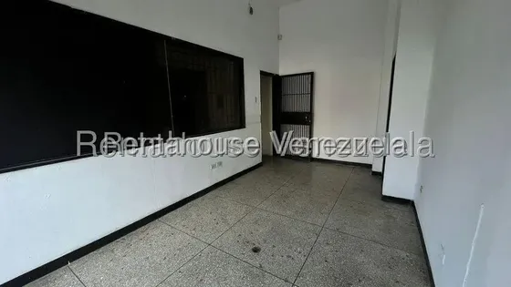 Yolmar Mendoza Ofrece En Venta Amplio Local Comercial En Centro De Cabudare, Cód. 25-17766, Ideal Para Ventas De Repuestos.