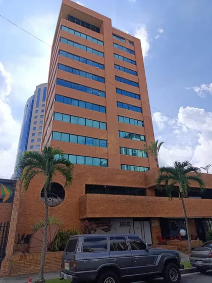 Oficina En Venta  San José De Tarbes Valencia, Consta De 49 Metros2, Cuenta Cuenta Con Area De Espera, Recepcion, Laboratorio/kichinet, Cuarto Tanque De Agua Con Hidroneumatico, Un Baño, Maletero Gf
