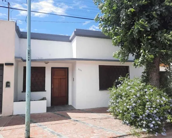 Casa En Venta - 2 Dormitorios 2 Baños - 314mts2 - Chivilcoy
