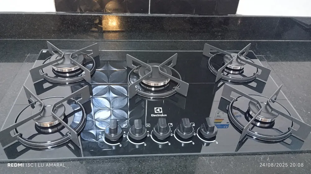 Foto de comprador mostrando o Cooktop Electrolux KE5GR