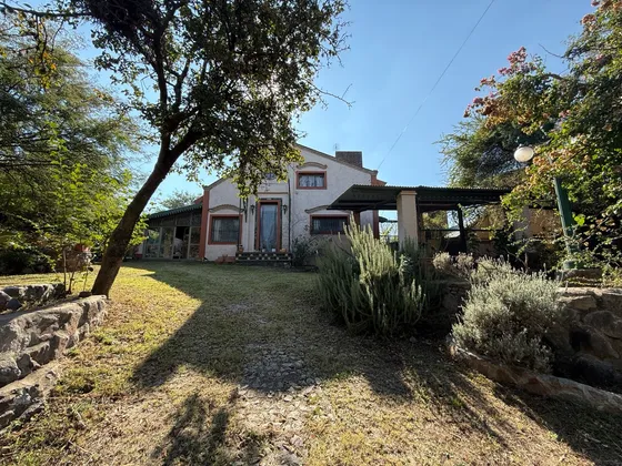 Mendiolaza - Casona En Venta - 2 Dormitorios -  2 Baños - Pileta - Escritura