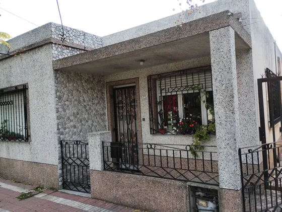 Casa En Venta  En Rafael Calzada 4 Amb Con Parque Y Parrilla
