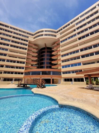 Bello Apartamento Con Balcón. Frente Al C.c. La Vela. 