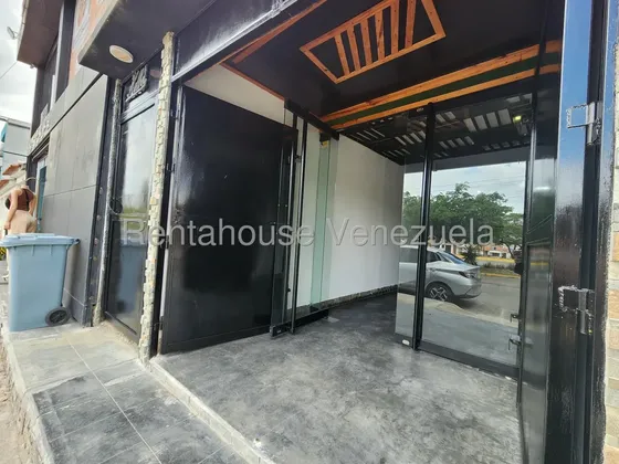 Alquilamos Impecable Local Ubicado Estratégicamente A Pie De Calle En La Av. Don Julio Centeno. Con Alto Flujo Vehicular Y Peatonal, La Esmeralda. Solo Clientes