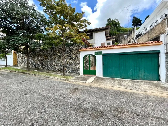 Se Vende Casa De 980 Mts  En Prados Del Este 4 Hab /4b/4p (acp)