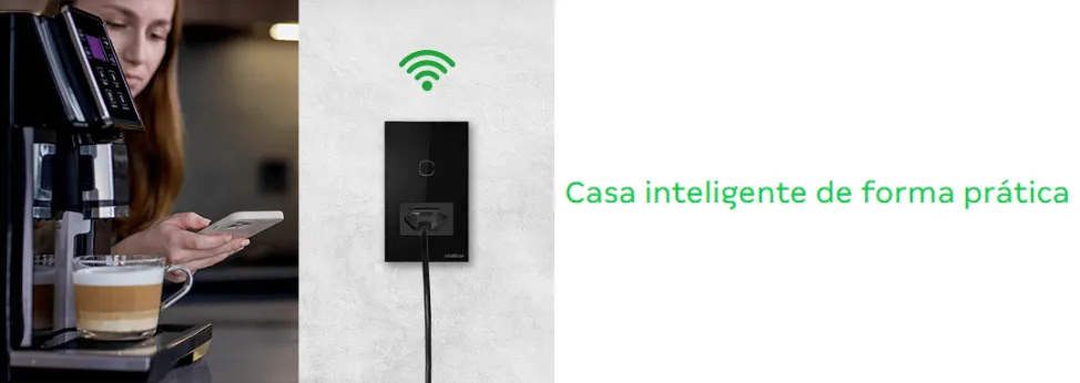 Pessoa controlando um eletrodoméstico pelo celular usando a tomada inteligente Intelbras conectada por Wi-Fi