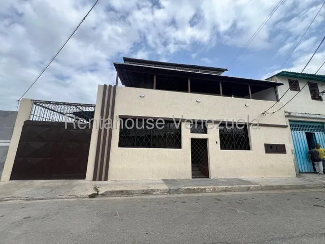En Venta Amplia Casa Multifamiliar En Urb. Francisco De Miranda Santa Rita 25-22054 Mfc