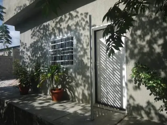 Maria E. Rentahouse Alquila Bella Y Cómoda Casa De 120 M2, Cocina Empotrada Con Tope De Granito, Amoblada, Portón De Garaje Eléctrico, En Parroquia Santa Rosa, Lara#25-5419*