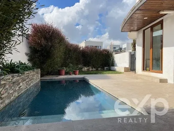 Casa En Venta De 4 Dorm. En Concón