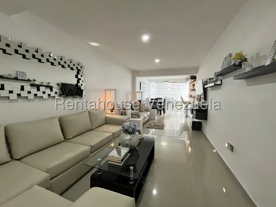 Casa En Venta En La Avenida Libertador De Cabudare Cod.25-22857 Nd