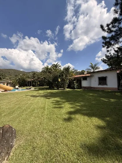 F-7753. Alexora Vende Casa Campestre En Urbanización El Solar Guataparo. 2.275 M2. Pozos Y Planta 100%. (7,8,10)
