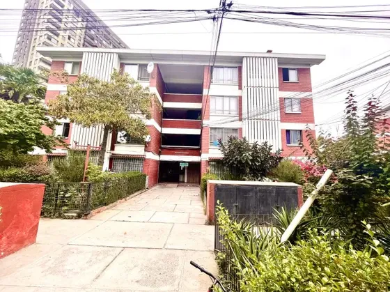 Depto Primer Piso. Frente Al Metro Vicuña Mackenna Y Mall