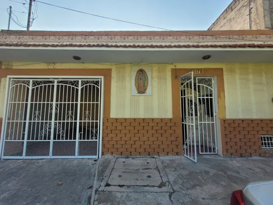 Casa Amplia Con Techos Altos A 2 Cuadras De La Iglesia De San Cristobal