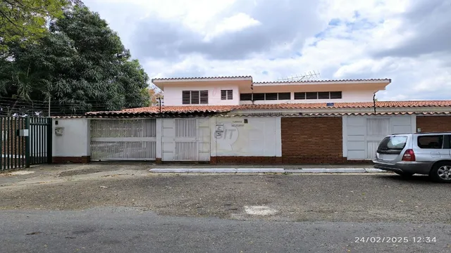 Casa En Venta. Urbanización Lomas Del Este, Excelente Oportunidad De Inversión, En Calle Cerrada Con Portón Eléctrico. Terreno De 625 Mts2 Y Un Área De Construcción De 500 Mts2, Gf