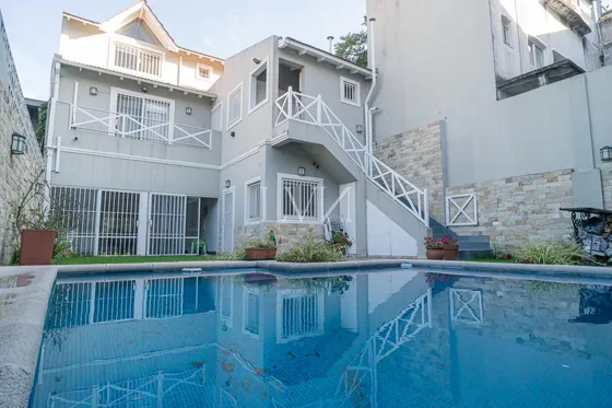 Venta Casa 6 Ambientes Con Jardin,  Pileta Y Parrilla En Lomas De Nuñez