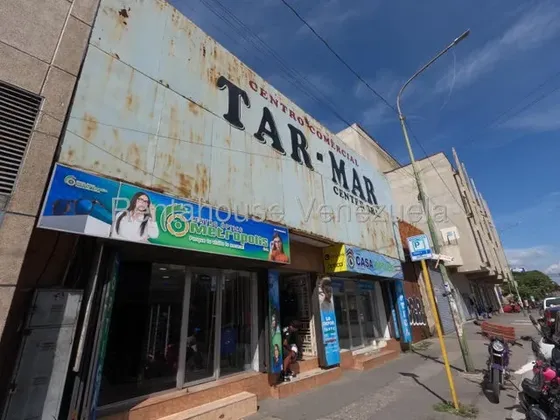 Karen Burgos Vende Excelente Mini Centro Comercial En Centro De Barquisimeto, Alto Trafico Vehicular Y Peatonal, Ideal Para Desarrollar Tu Propia Empresa.