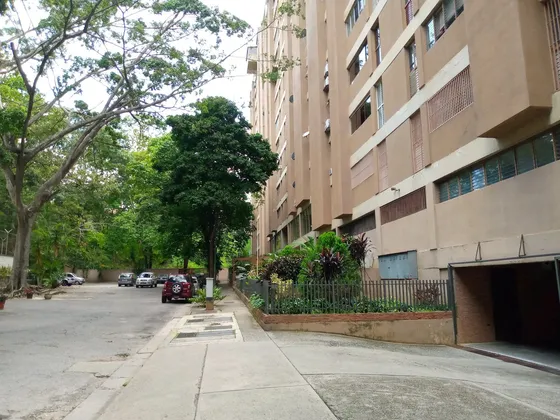 Se Vende Amplio Apartamento, Ubicado En La Av. Rio De Janeiro, Con Hermosa Vista Al Avila Y De Facil Acceso Vial