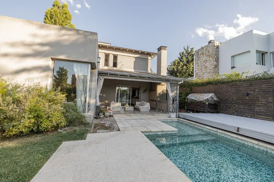 Oportunidad Única, Venta De Casa 6 Ambientes Con Piscina Climatizada En Tandil