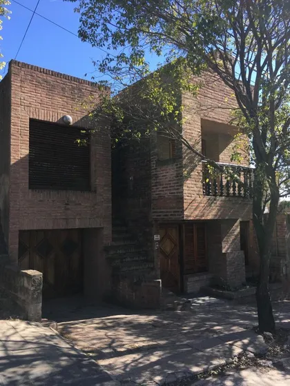 Casa En Venta - 4 Dormitorios 3 Baños - Córdoba