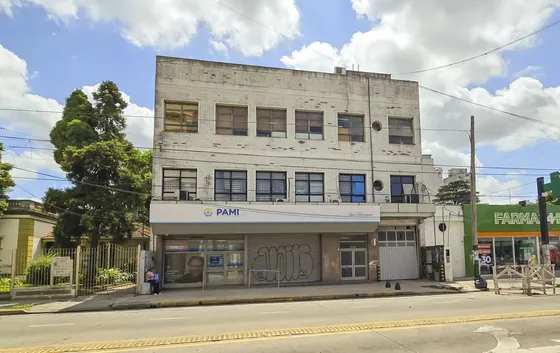 Edificio Comercial Con Salón Ppal En Pb Y Entrada Para Autos