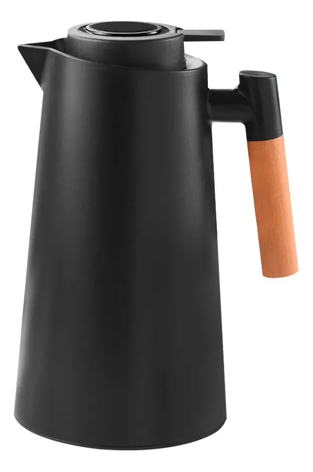 Detalhe da tampa de rosca com botão e do cabo de madeira da garrafa térmica.