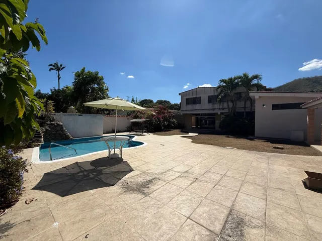 Casa En Venta En Guaparo. Calle Cerrada