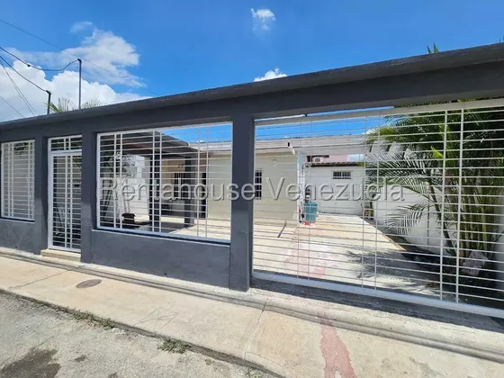Jip 27-2849. Rentahouse Vende Cómoda Casa De 216 Mts2, 5 Hab, 4 Salas De Baños, Conectada A Pozo, Vigilancia Privada. La Morita