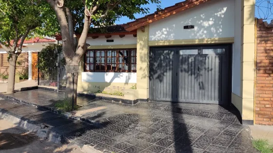 Casa En Venta De 3 Dormitorios C/ Cochera En San Francisco Del Monte