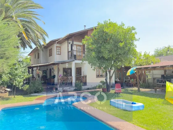Casa En Venta De 6 Dorm. En Peñalolén