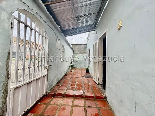 María Martínez Vende Cómoda Casa Con Terreno De 258,86 M² En Centro-este De Barquisimeto, Cómodas Habitaciones Y Espacios Para Remodelar A Tu Gusto, Ideal Para Quien Busca Tranquilidad Y Seguridad.