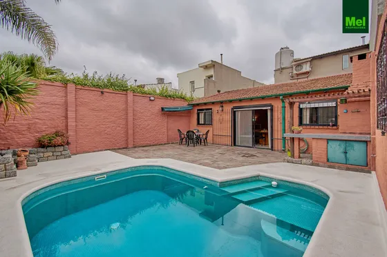 Deslumbrante Casa Distribuida En Pb Con Jardín Y Pileta