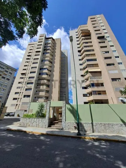 Apartamento Para Remodelar En Venta En La Urb. La Floresta
