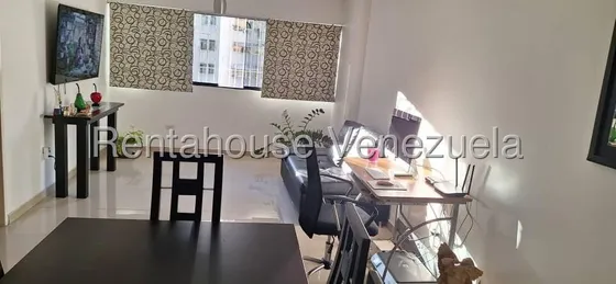 Bello Apartamento En Venta Remodelado En La Candelaria, Mls #25-12810. K.o