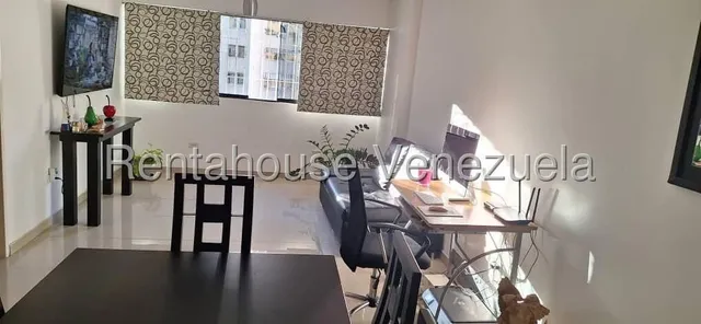 Bello Apartamento En Venta Remodelado En La Candelaria, Mls #25-12810. K.o
