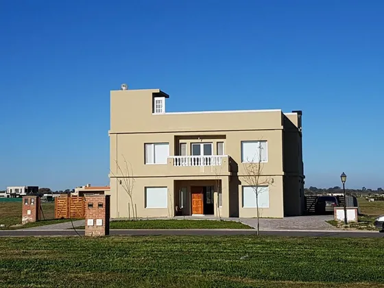 Casa En Venta - 4 Dormitorios 4 Baños - Cocheras - 850mts2 - Escobar